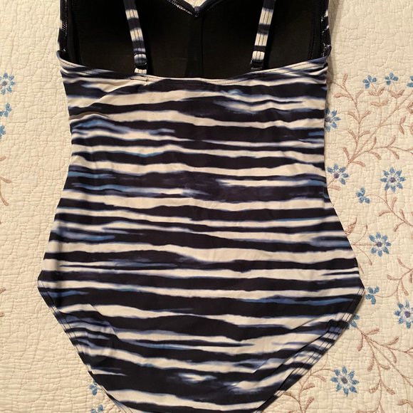 Size 8 Niptuck One Piece Swim Suit - Picture 4 of 9